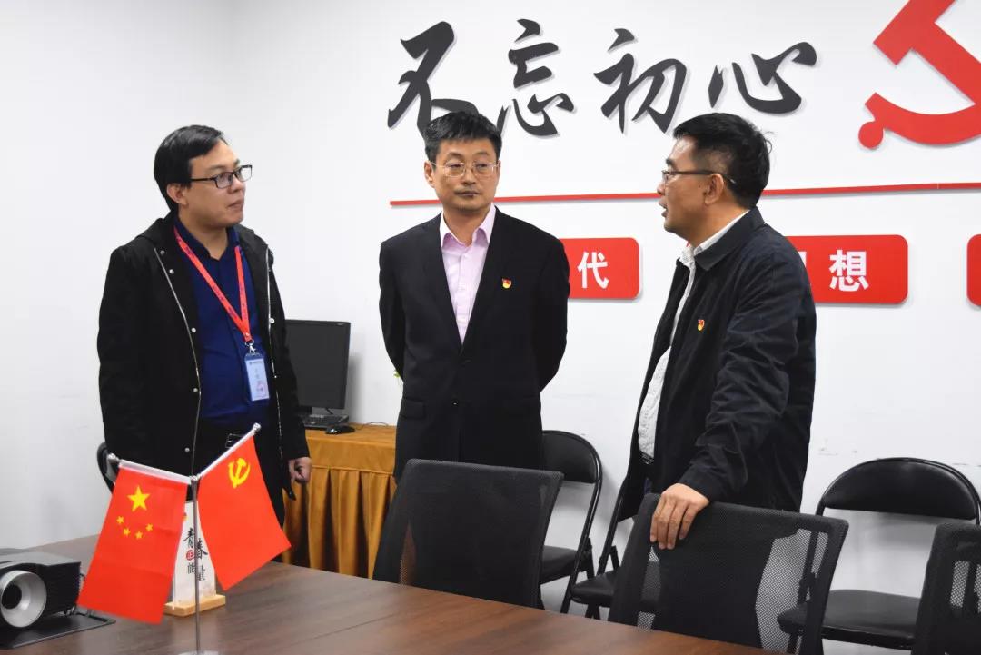 中共安陽市委網(wǎng)信辦主任路玉軍、副主任王曉萌等一行人蒞臨安陽青峰網(wǎng)絡指導工作