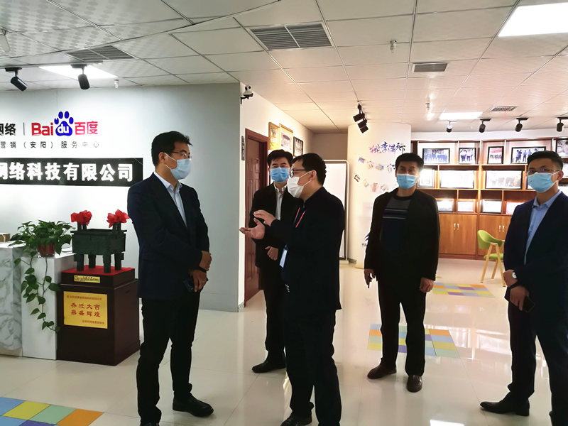 安陽市商務(wù)局副局長張躍勇，攜同天津伍創(chuàng)電子商務(wù)有限公司李富民一行蒞臨安陽青峰網(wǎng)絡(luò)參觀指導(dǎo)??！